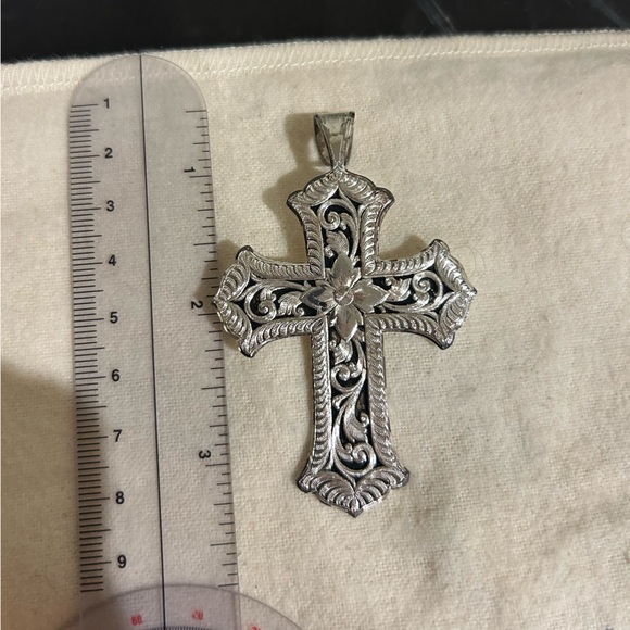 Sterling silver cross necklace - Picture 3 of 5